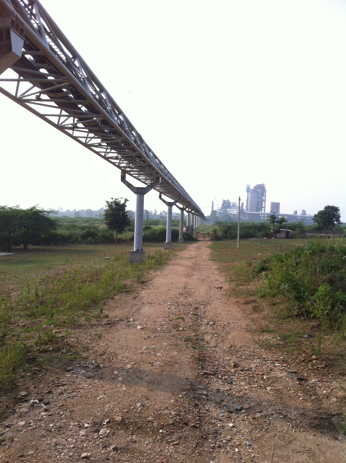 Plant approach conveyor — Overland conveyor terminating at the process plant.